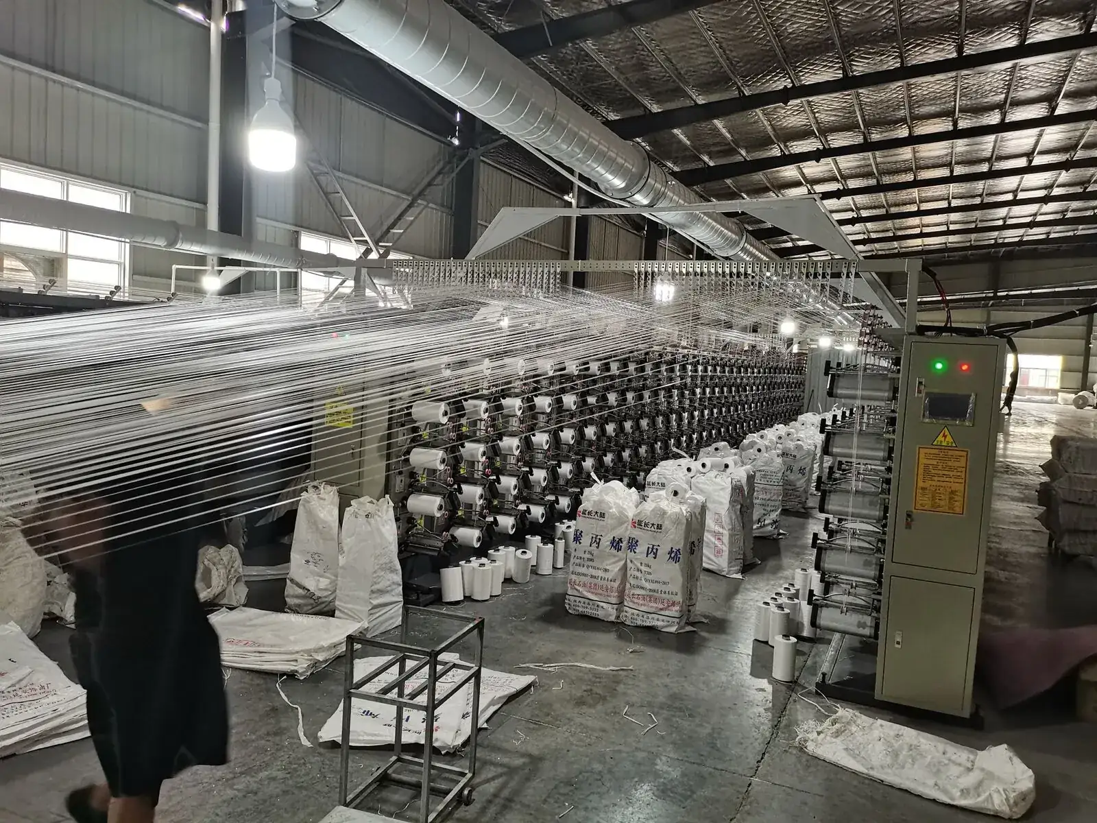 Rows of webbing looms with PP yarn creels